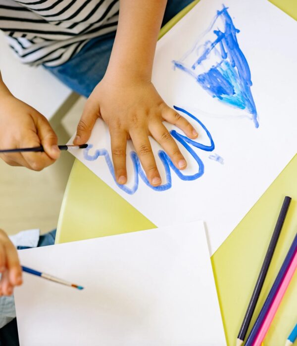 Dziecko malujące dłonie