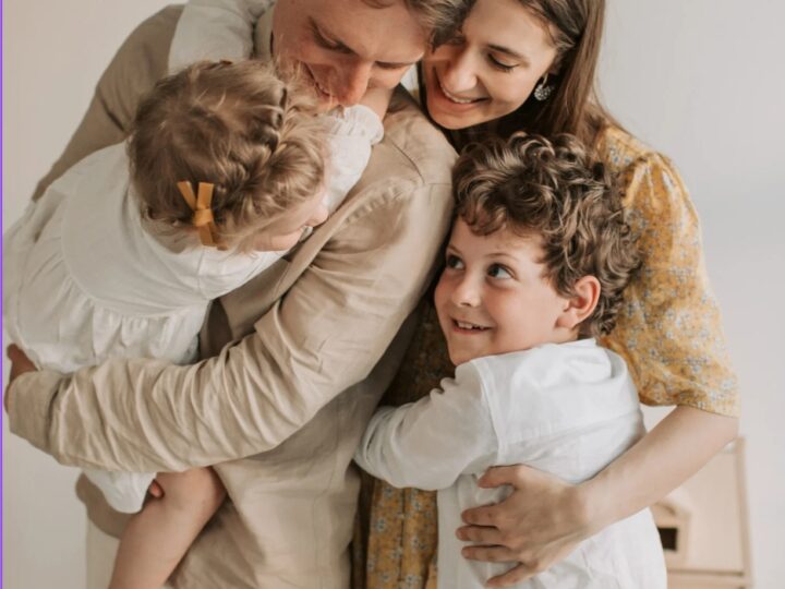 Rodzina przytulająca się